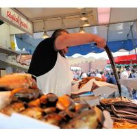 4623_6897 Verkauf von geräucherten Fischen - Stand mit Räucherfisch und Aalen. | Altonaer Fischmarkt und Fischauktionshalle
